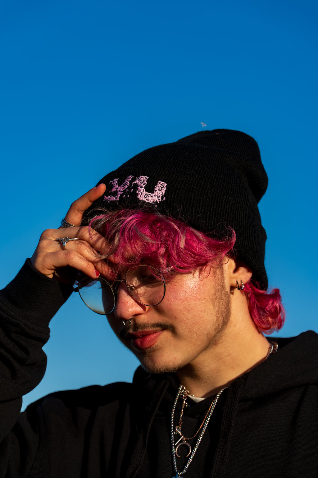 YU "LOGO" BEANIE - SCHWARZ/ROSA