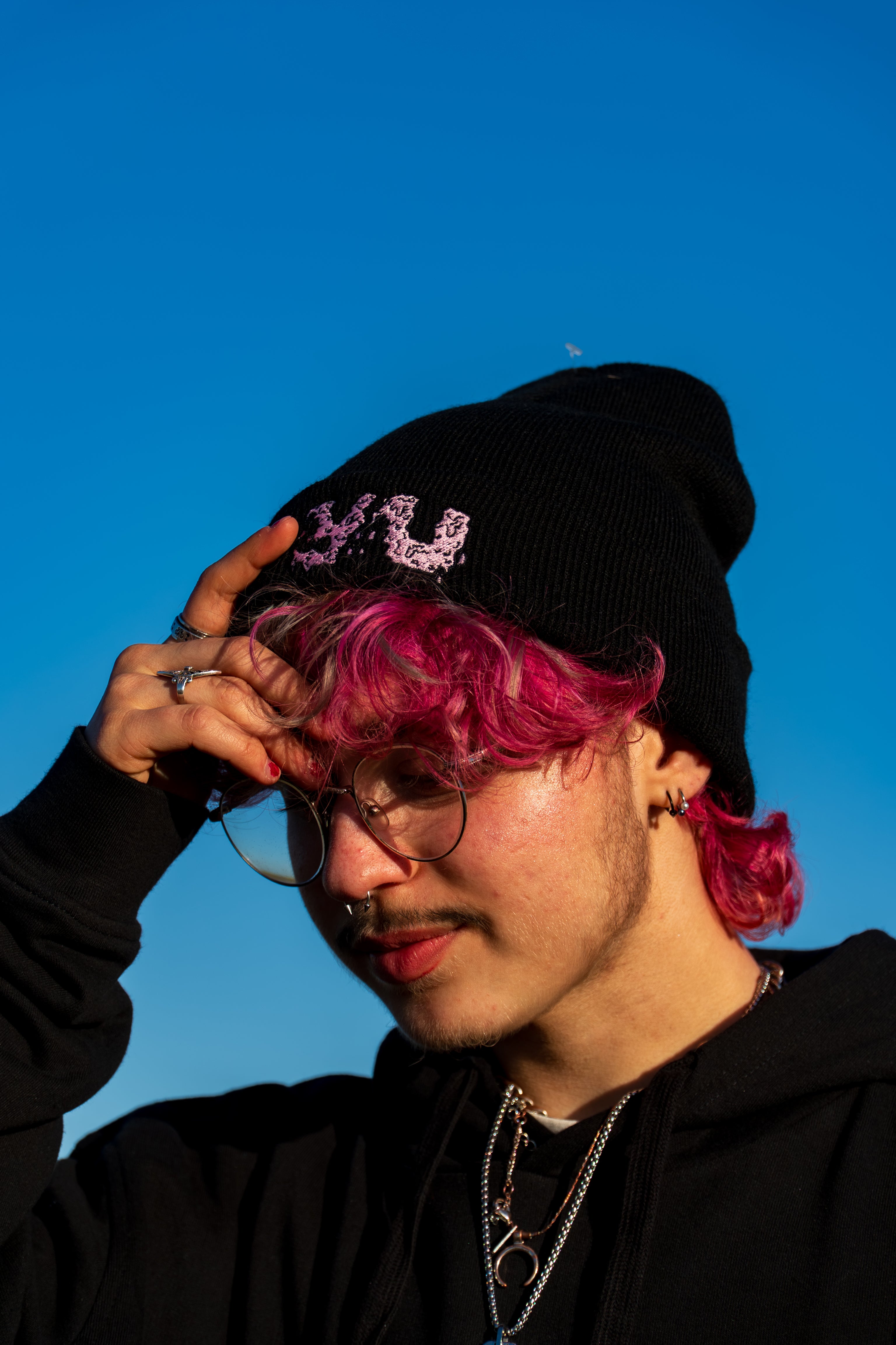 YU "LOGO" BEANIE - SCHWARZ/ROSA