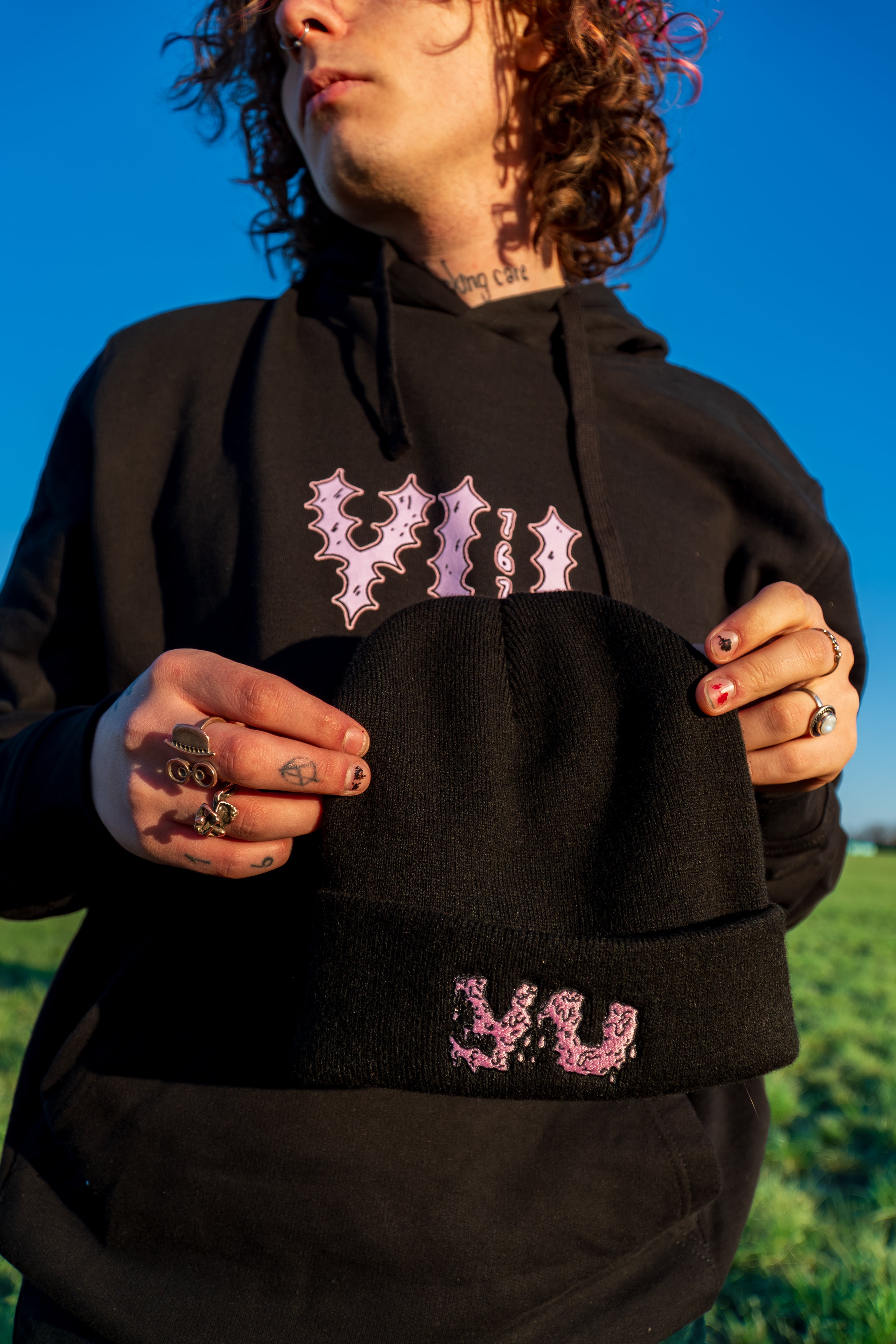 YU "LOGO" BEANIE - SCHWARZ/ROSA
